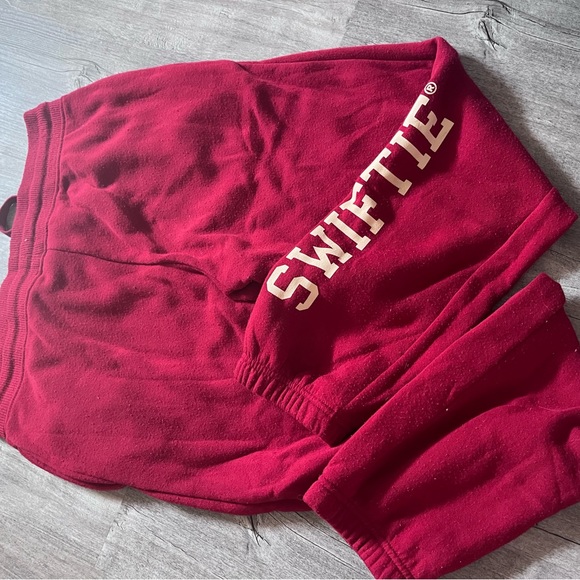 Red era Taylor swift pants - Picture 3 of 4